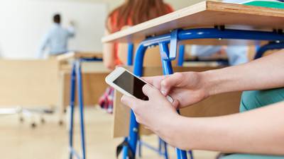 Broward County Schools bans students from using their phones! 